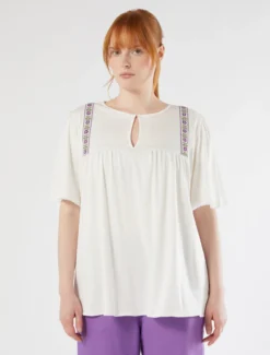 T-shirt in jersey con ricamo - AVORIO