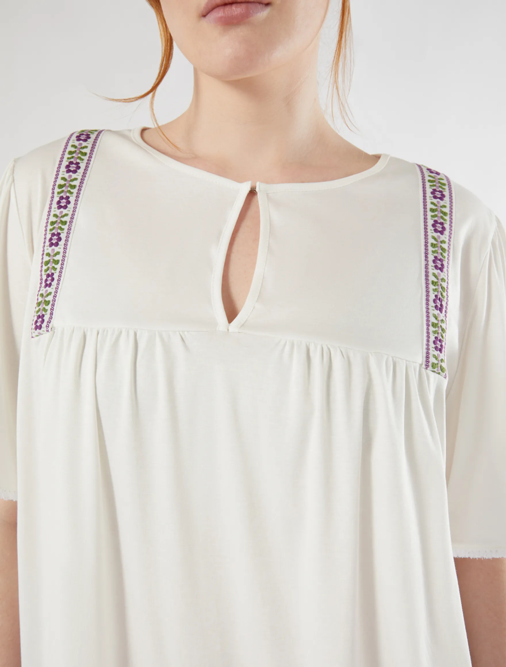 T-shirt in jersey con ricamo - AVORIO