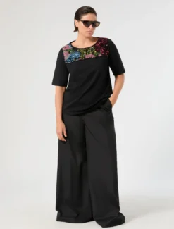 T-shirt in jersey con ricamo - NERO